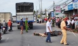 Mẹ ngã quỵ khi thấy con trai chết thảm dưới bánh xe tải