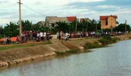 Thi thể người đàn ông nổi trên sông, cổ nhiều vệt bầm tím