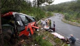 Xe khách tông thẳng vào vách núi, 17 người thương vong
