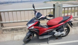 Bỏ lại xe Air Blade, cô gái trẻ nhảy cầu Vĩnh Tuy tự vẫn