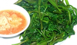 Cả nhà nguy kịch, một người chết vì ăn rau muống chấm chao