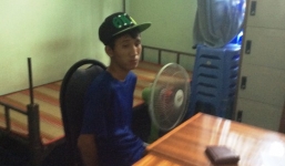 Nữ sinh ngồi ăn phở, bị cướp lao vào giật Iphone