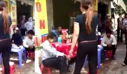Đánh ghen tàn bạo trên phố, vợ hắt nước vào mặt chồng