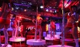 Phố 'đèn đỏ' nhộn nhịp nhất Hà Lan, gái mại dâm được bày bán công khai