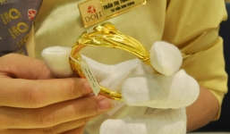 Vàng vẫn giảm khi vàng thế giới đảo chiều đi lên