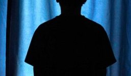 Mẹ đẻ cưỡng bức con trai 12 tuổi vì bạn tình yêu cầu