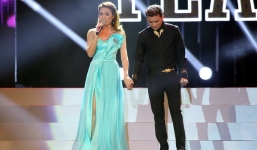 Mỹ Tâm bối rối khi Mr Đàm nắm chặt tay, ôm trên sân khấu