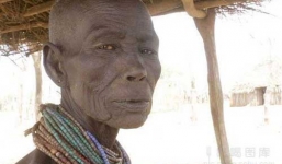 Người phụ nữ đau khổ nhất thế giới sinh 15 đứa con bị ném cho cá sấu ăn