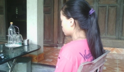 Nữ sinh mồ côi làm mẹ ở tuổi 14