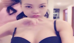 Trà Ngọc Hằng gợi cảm trong hậu trường phòng trang điểm