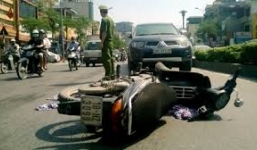 Va chạm với xe máy, bị 'chôm' mất túi xách hơn 1 tỷ đồng