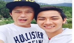 Hoài Linh biểu cảm nhắng nhít bên con trai Hoài Lâm