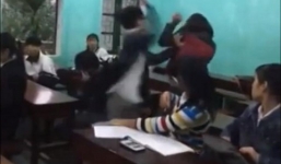 Nam sinh ném dép, đập ghế vào mặt bạn gái giữa lớp 