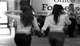 Lộ bức ảnh Mỹ Tâm cầm tay bạn gái đang gây xôn xao