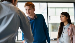 Ngỡ ngàng gặp lại người vợ hụt tôi đã ruồng bỏ ngay ngày cưới