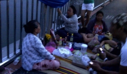 Bỏ lại vợ và con gái, người đàn ông nhảy cầu tự tử