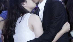 Học sinh trường Ams hôn nhau ngọt ngào tại dạ tiệc