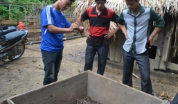 Bắt được rắn 'thần', dân đổ xô đến xem