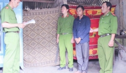 Bé gái chạy thục mạng trong đêm sau khi bị yêu râu xanh hãm hiếp