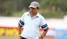 HLV chỉ đạo học trò đá gãy chân đối phương bị cấm chỉ đạo 2 trận