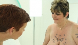 Người phụ nữ có bộ ngực không ngừng lớn sau phẫu thuật