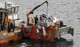 Phát hiện xác máy bay chứa thi thể người trên biển