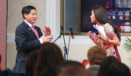 Doanh nhân 8X 'dạy' bố chồng Hà Tăng bán hàng ở Tràng Tiền Plaza