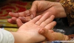 Tin lời 'cô bói', cha đẻ đánh đập con gái để 'trừ vong'