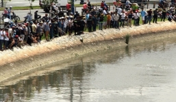 Xót xa bé trai 7 tuổi mất tích trên dòng kênh Đen