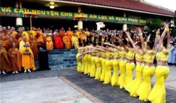 Xôn xao vì bức ảnh nhiều nhà sư xem vũ nữ ăn mặc hở hang múa