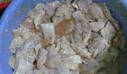 Kinh hoàng với cảnh chế biến cơm bình dân từ thịt lợn bệnh, cà thối