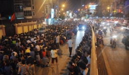 Biển người tràn ra đường mừng lễ Vu Lan