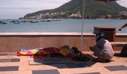 Phát hiện thi thể bên lề đường ven biển