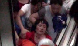 Cả trăm người mắc kẹt trong thang máy chung cư 32 tầng