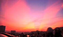 Bầu trời Sài Gòn xuất hiện ánh sáng lạ vào ngày lễ Vu Lan