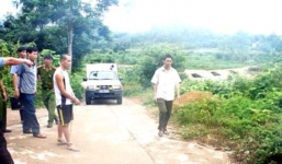 Nấp trên đồi rồi dùng súng kíp bắn vào đầu người đàn ông