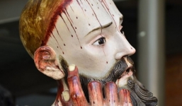 Phát hiện tượng cổ 300 năm tuổi có răng thật