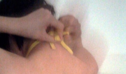 Bị tống tình, thiếu nữ nhục nhã cởi quần áo để bạn trai quay clip