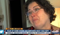 Thản nhiên sống với xác chết phân hủy của chồng suốt 9 tháng