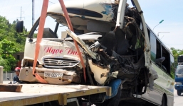 Hai xe khách đâm nhau, nhiều người văng xuống đường