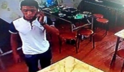 'Nẫng'  iPhone của bạn gái trong lần đi ăn lẩu