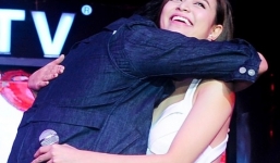 Hoàng Thùy Linh ngỡ ngàng khi Harry Lu ôm chặt trên sân khấu