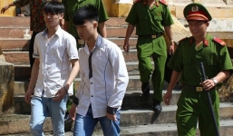 Thay nhau hãm hiếp bạn gái say rượu trong nhà nghỉ