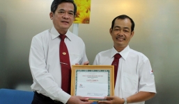 Tài xế taxi trả lại 5.000 USD cho vợ chồng Việt kiều