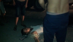 Đâm vào ô tô, người lái xe máy nằm bất động giữa đường