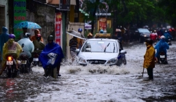 Đường Hà Nội lại thành... sông sau trận mưa lớn