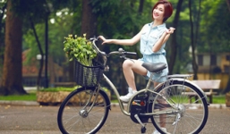 Hòa Minzy đẹp dịu dàng bên chiếc xe đạp teen