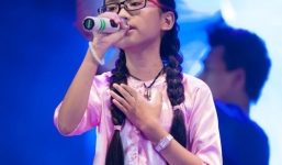 Phương Mỹ Chi đi hát tình nguyện ở chùa