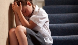 Bé gái 10 tuổi hoảng loạn vì bị kẻ lạ mặt hãm hiếp