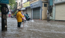  Hà Nội  “nghiêng phố tát nước ra sông”